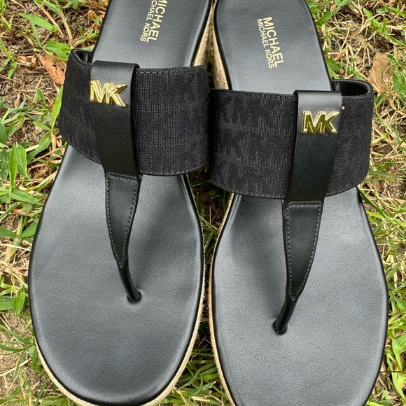 re-took picMichael Kors size 9 black tan sandals, high platform never worn - Picture 3 of 10